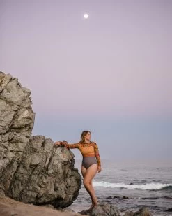 Hermosa One Piece - Freya 15 Hermosa One Piece - Freya -Seea Shop SEEA Hermosa Surfsuit Freya Lifestyle 4X5 1