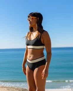 Naya Bikini Bottom - Black 12 Naya Bikini Bottom - Black -Seea Shop SEEA Naya BikiniTop BikiniBottom Black 4X5 6 756a36f8 f882 4455 9147 743c1c5ce796